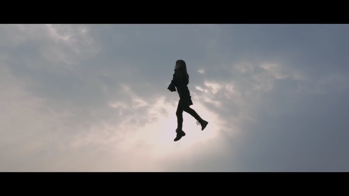 I suppose the one wearing black converse whoes is still Heejin because she was the one who walked on air in ‘Hi High’ MV and “#1” TeaserAnd the reverse!!!