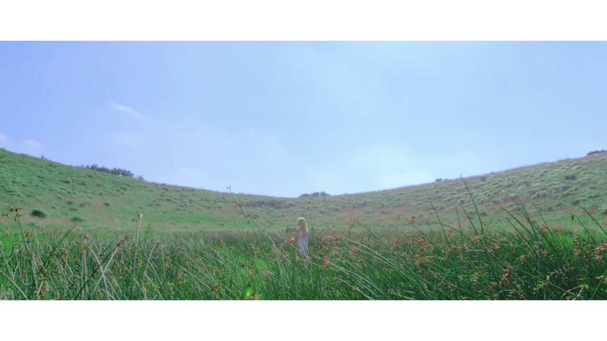 We can see Kim Lip in the prairie surrounded by 3 Moons (ODD EYE CIRCLE) the same scene we saw her in “Odd” teaser, the 3 Moons from the “Odd” teaser and Choerry’s ‘Love Cherry Motion’ MV. This is probably why she’s back to blonde hair!