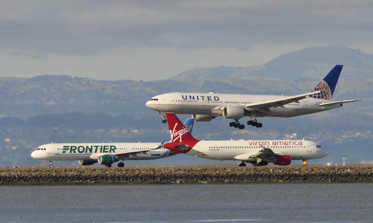 YummiMoney's tweet photo. @DjsAviation I have to give my home @flySFO a shoutout. First two are pictures walking from the parking garage to the Intl terminal. Second two are from a nearby park. Where else can you see such amazing stacking? https://t.co/dIlzjPEIa2