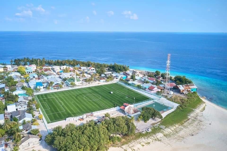 doctorkevinmoo1's tweet photo. Hodhulhoo, Maldives. But for how much longer, with global warming? #footballgrounds #footballstadia #ClimateChange #ClimateEmergency https://t.co/31DgE2sQxb