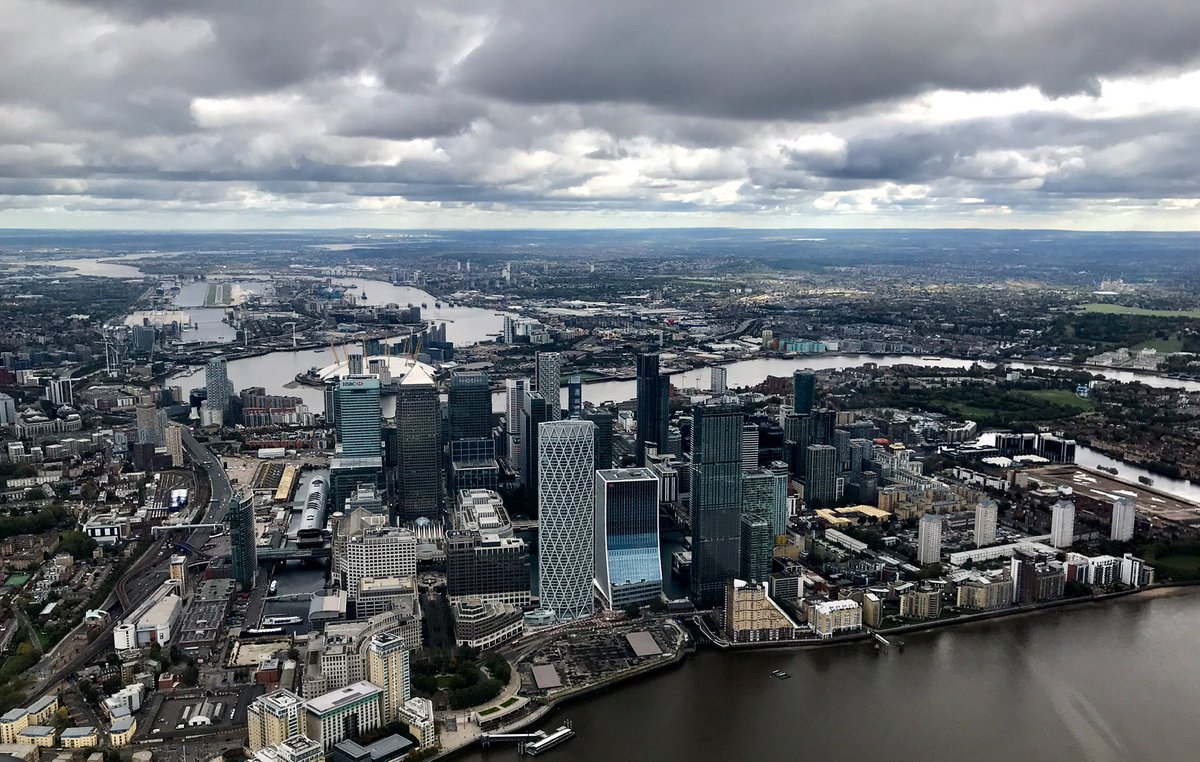 AMFitEpsom's tweet photo. First outing for my paw print mask @yukicoxo and I bloody love it ๐
In other news, FI(H) life @ebgheli is tough....studentโs birthday & he chooses to fly me round London ๐๐ฉ๐ปโโ๏ธ ๐
#helicopterpilot #avgeek https://t.co/pLRzxUQK2s