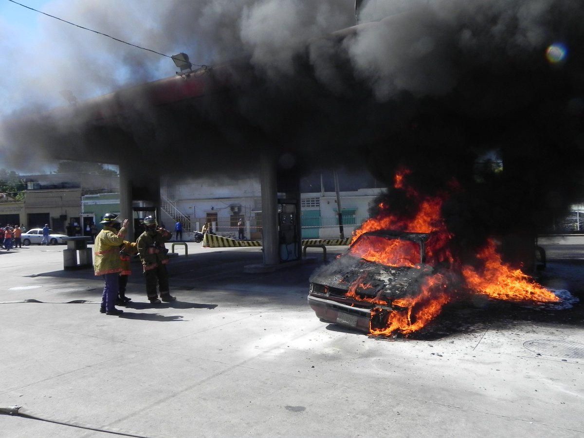 WazeVen's tweet photo. Vía @CentralReedan  #Aragua #HaceMinutos Incendio de un Vehículo en Calle Mariño cruce Avenida Los Cedros estación de servicio los Cedros  atendido por los @bomberos_aragua  @PCivil_Ve https://t.co/wlxLGjfoLN