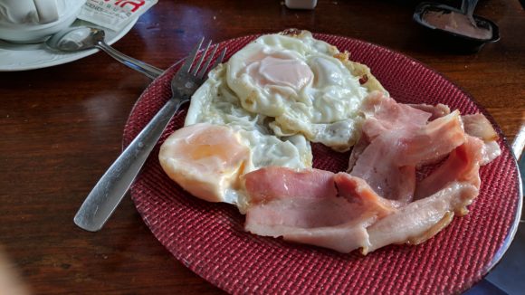 Y poco más, es un sitio bonito para visitar, se come bien, se desayuna mejor. ( https://goo.gl/maps/bTwr3AVP6ctoLcss7) En invierno hace frío y en verano hace calor.