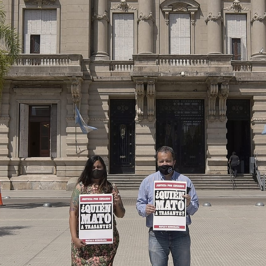 Estamos en #SantaFe y hace tres meses nos preguntamos #QuienMatoATrasante. El silencio oficial tras el crimen de Eduardo, símbolo de la lucha contra la impunidad y por justicia, ya se volvió insoportable y se parece demasiado a la complicidad. Tienen que reaccionar ya!_