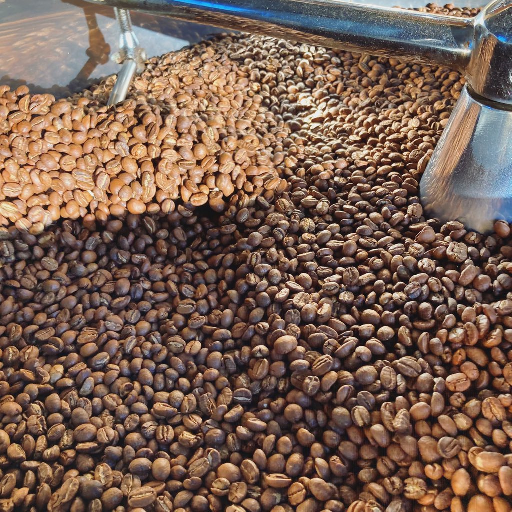 Just roasted a Fair Trade Organic coffee from #Mexico Chiapas, washed and fully sun-dried process with vanilla, dark chocolate, and cranberry notes 🥰 SOOO GOOD! Come by and try it, get a bag or two 🤘🏽😎🤘🏽 #lunacafferoasters #wilmingtonnc