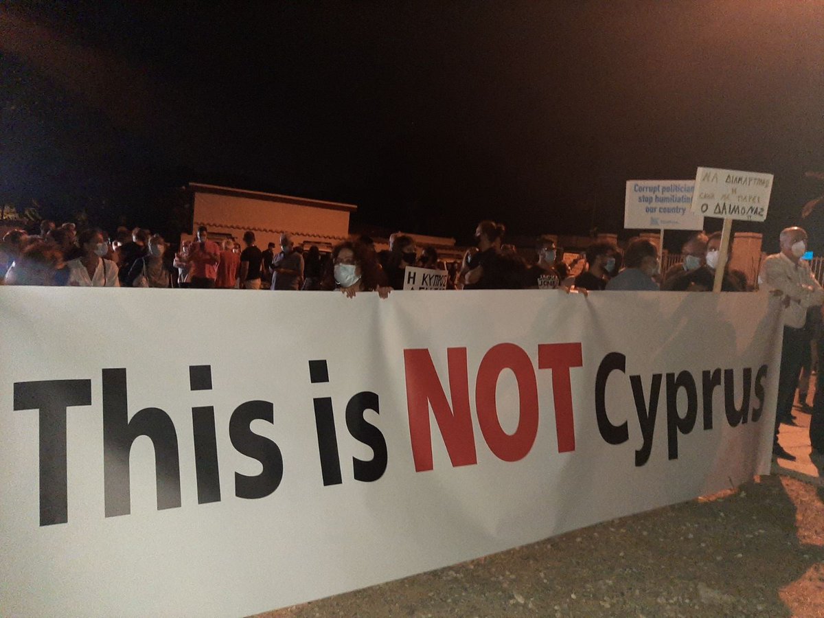 cygreens's tweet photo. Στην εκδήλωση διαμαρτυρίας, για τα όσα αποκαλύφθηκαν για τις πολιτογραφήσεις τις τελευταίες μέρες, έξω από το Φιλοξένια συμμετέχουν η ηγεσία, στελέχη, μέλη και φίλοι του Κινήματος Οικολόγων – Συνεργασία Πολιτών. https://t.co/cQrGlQjRpg