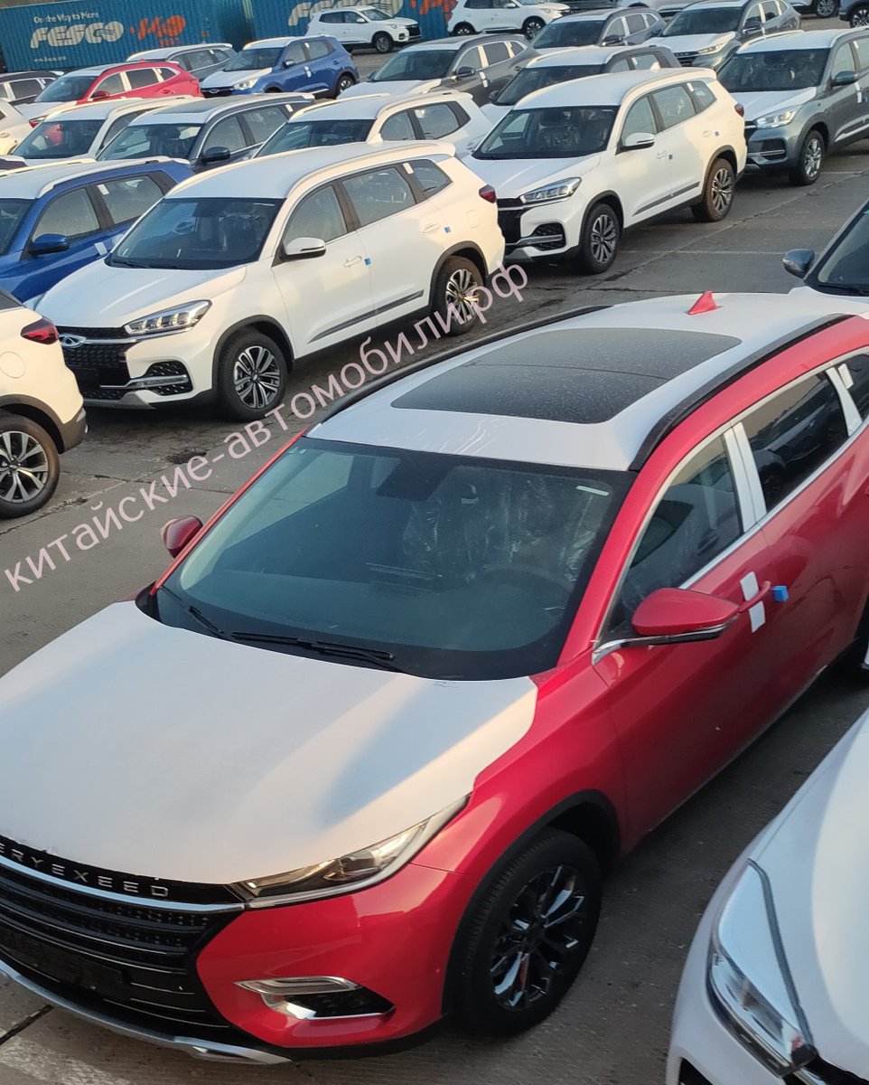 AutoChina24's tweet photo. Кажется, фото отсюда в СМИ еще не попадали - это железнодорожная станция в Калужской области, где разгружают привезенные из Китая #Chery и теперь #CheryExeed. Снимок сделал наш читатель, показав, что новые кроссоверы TXL прибывают в Россию. Заодно в кадр попали Tiggo 4 и Tiggo 8 https://t.co/GMlDGMJzD0