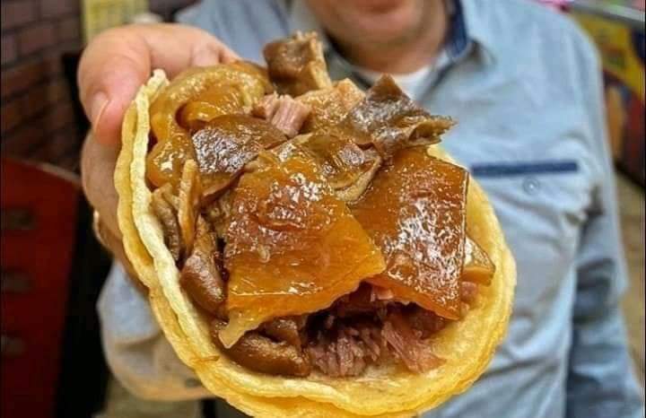 krazytoxic's tweet image. Ten un taco de carnitas por si salgo en tu inicio 🌮🐷