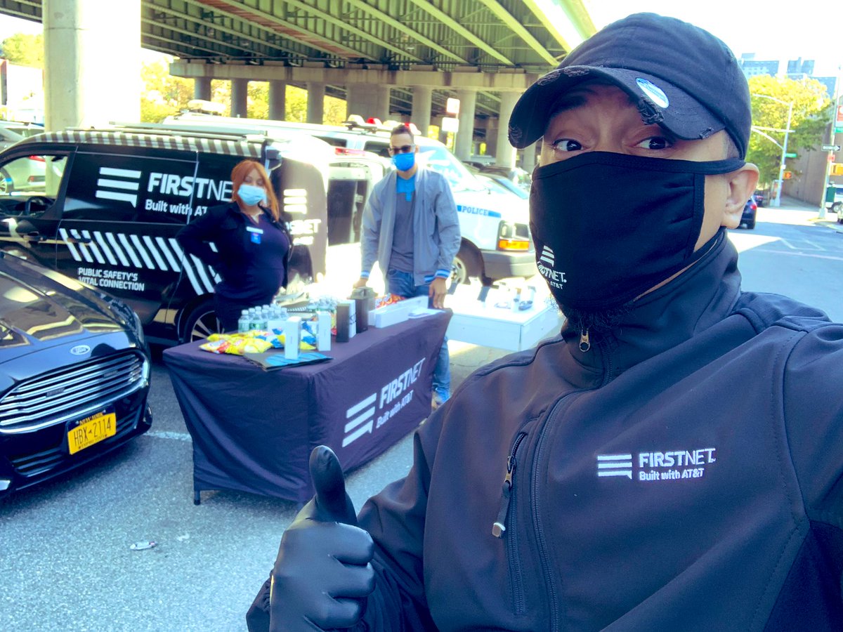 SmallBizzyBone's tweet photo. 🚨No visitors ,no problem 🚨
We’ve parked our #PopUpShop 🚎 our front of our local station for our #PickYourPrecinct 🚨 event!!!
#SignatureHuntingSeason 🗺
#FirstNetFridays 🚓 https://t.co/7WY0g7DItz