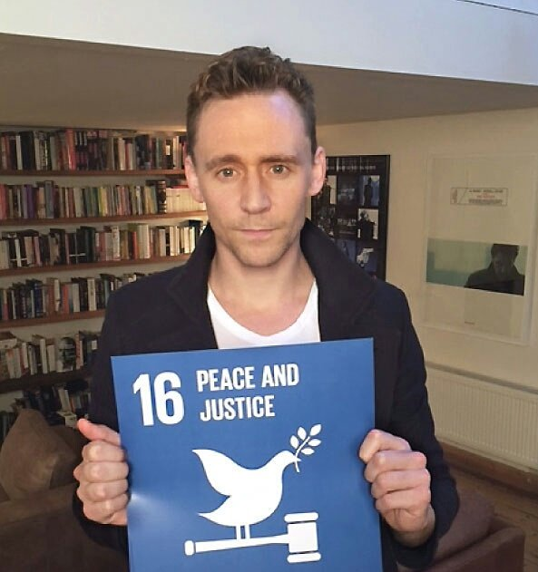 jakelinesanders's tweet photo. 16 Peace and justice. Many books behind Tom.
#TomHiddleston #HiddlesNumbers @HiddlestonSpam https://t.co/A2FfMKAwcQ