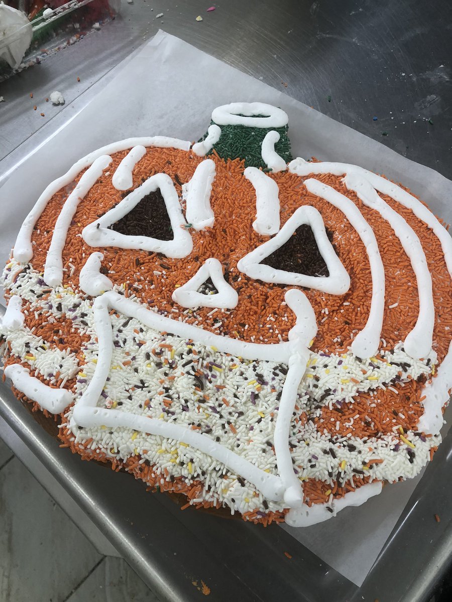 AlliesDonuts's tweet photo. When you want to stay safe, but it’s still #spookyseason! 🎃 #MaskOLantern https://t.co/fKcDp6J5Cd