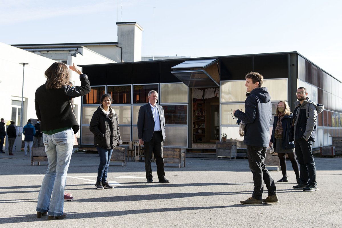 smartlivinglab's tweet photo. #NEIGHBORHUB | 3 ans après sa victoire à la compétition #SolarDecathlon à Denver, le NeighborHub remplit sa mission d'infrastructure de recherche au #SmartLivingLab et de maison de quartier à #blueFACTORY. Faites vivre ce lieu de rencontre en le visitant! https://t.co/SjABZHYsJp https://t.co/DChUEeoeM5