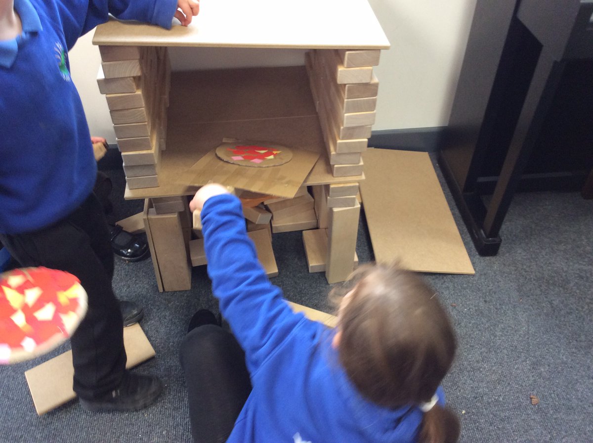 ysgolcarno's tweet image. Yr iar fach goch yn pobi.....pitsa! #communityplayblocks