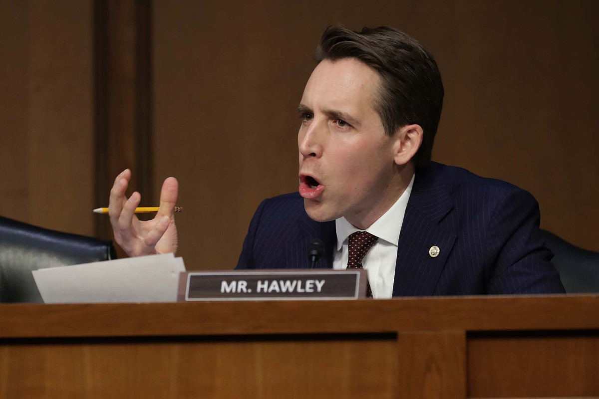 nypost's tweet photo. Sen. Josh Hawley threatens Facebook over handling of Post exposé on Bidens https://t.co/NkxD4rPHkn https://t.co/ed4hFD6X8v