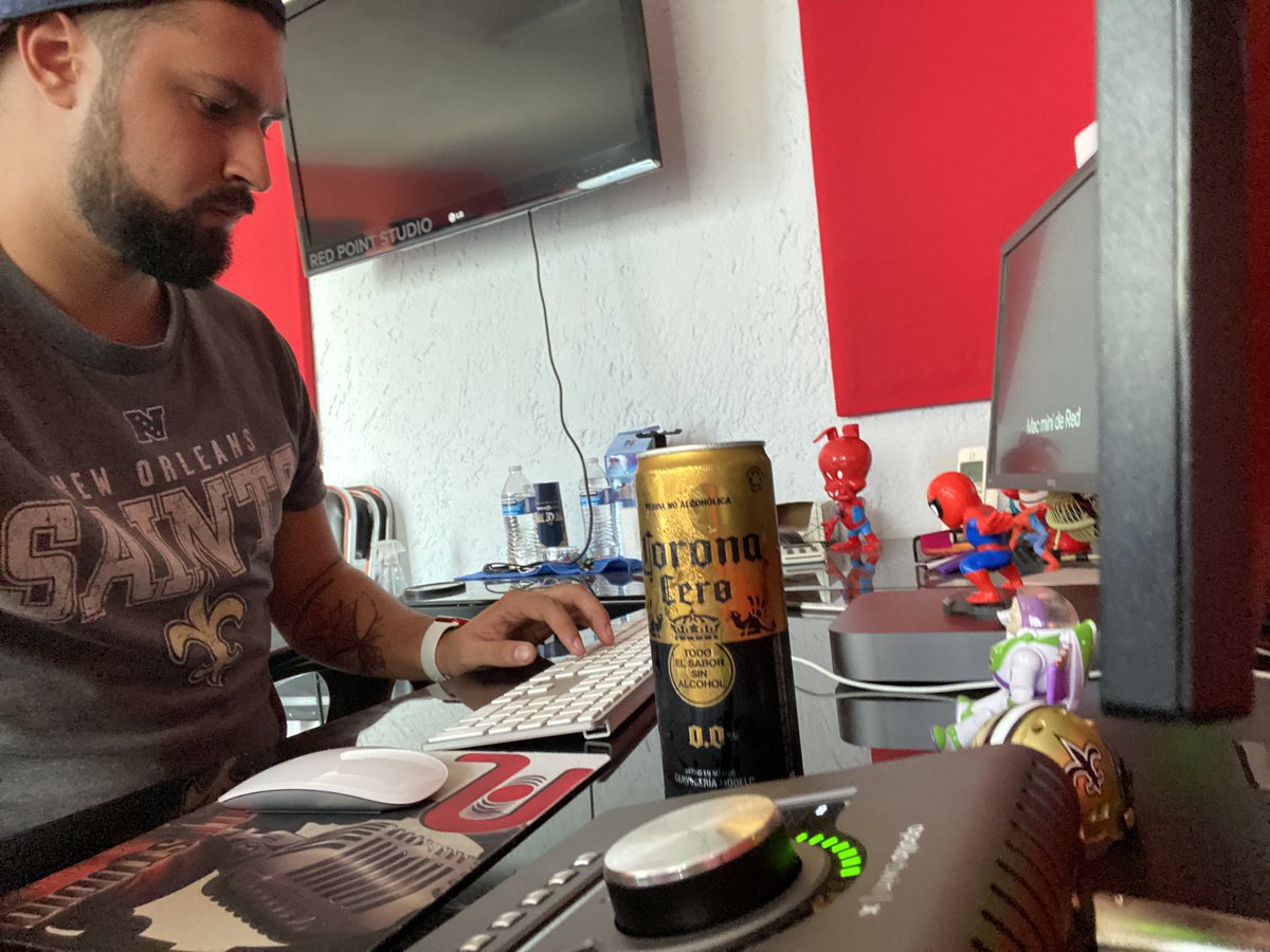 CarlosReynoso7's tweet image. Mientras grabo y mientras edito, puedo disfrutar de mi @CoronaCero  haciendo Home Office. 

Entren a ➡️ bit.ly/36IrmEZ para conocer como pueden ganarse #LaOficinaMásFina