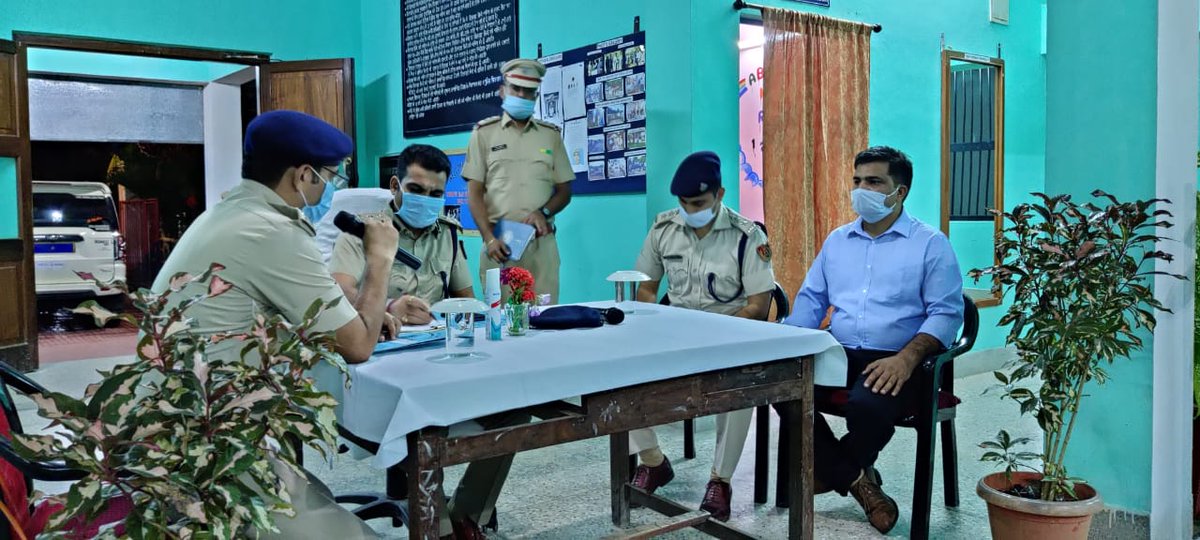 SP_Nicobar_ANP's tweet photo. DIGP @Vijay_Singh_IPS interacted with police staff at PS Campbell Bay and briefed them to focus on involvement of public in the fight against Corona Virus. He also praised the staff for achieving #ISO9001:2015 certification for PS.
#JanAndolanCampaignonCovid
@Dependra_Pathak https://t.co/ydOVgzIJVy