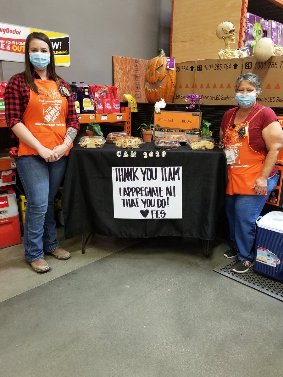 blksheep2u's tweet photo. #Ten06Mob CAM event continues. Treating my team to cookies on Red shirt safety wednesday. @J4kingsmclarty @MaxwellAlvarado @TerryFierro01 @MyLazari @AnsarDepoDon @GlennHD20 @LDelgado04 @lmmbull16 @KevinBaum5 https://t.co/EzQEdCjuXS