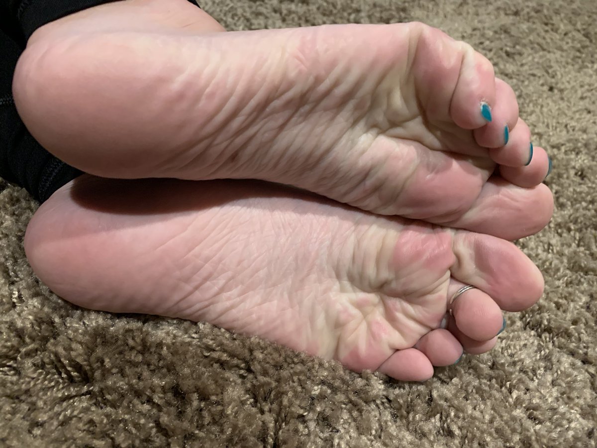 barefootbailey9's tweet photo. It’s hump day and you know what that means #feet #feetpictures #footworshi̇p https://t.co/KtXEN1D1hg
