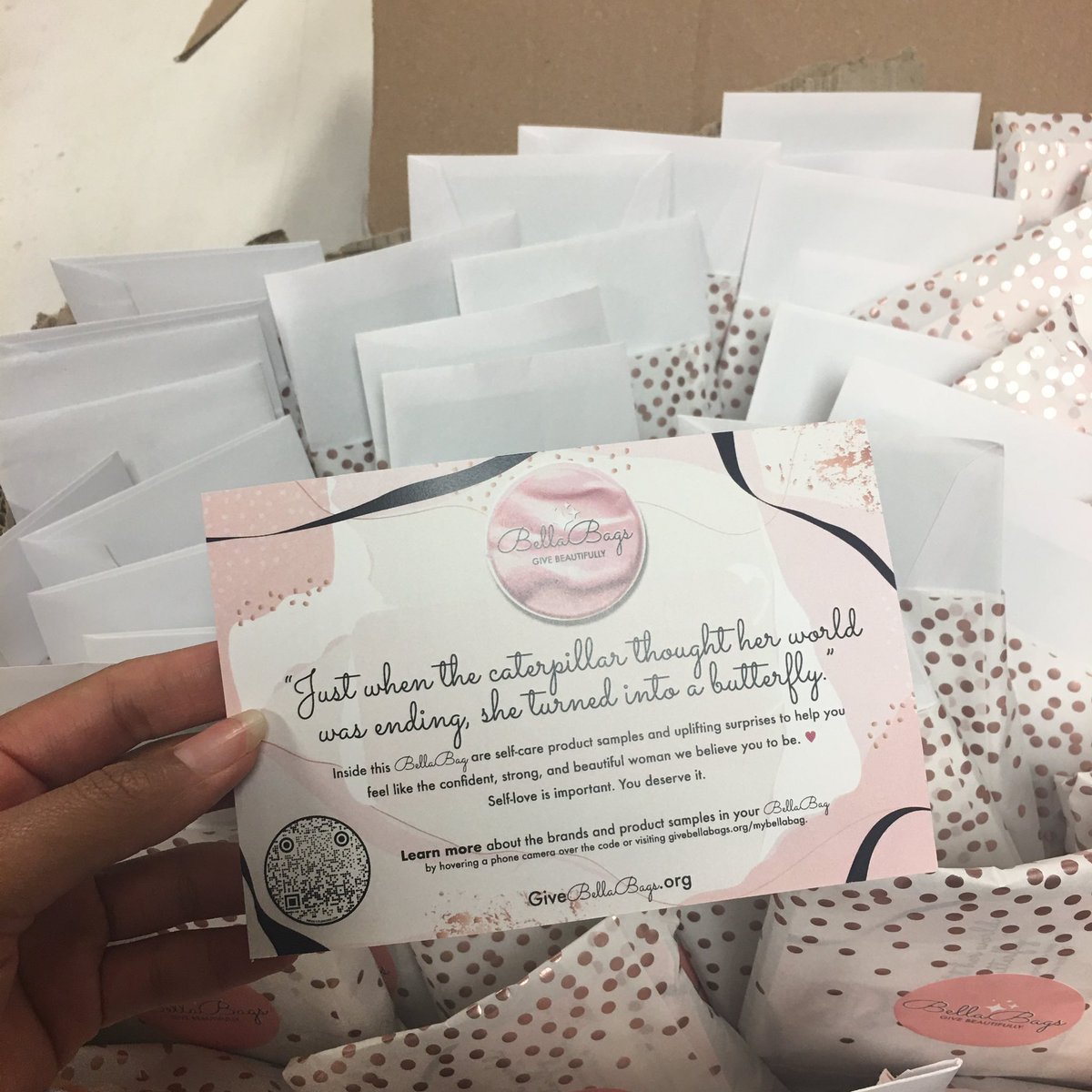 Cox_Foundation's tweet photo. Shout out to Cassie D’Arpino who donated 50 “Bella Bags” for staff and patients. 30 of them have  gift certificates for acupuncture!! Thank you for your generosity! It goes a long way! https://t.co/eN0AuOAXxX