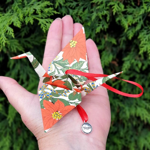 Origami Cranes - A Little Gift of Hope is a sweet little keepsake gift with the story of Sadako & The Thousand Paper Cranes story included. Eco-friendly alternative to Christmas Crackers too! Shop link in Bio.  #newontbch #tbch #origamicranegifts #origamicranes