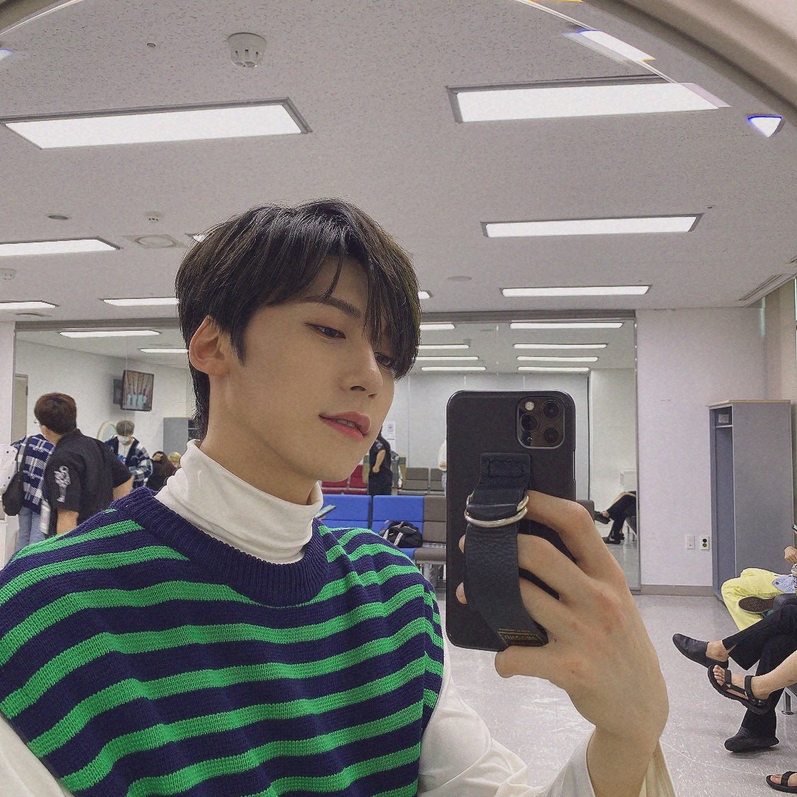keonhee_br's tweet photo. {23.09.20} - Atualização do #KEONHEE no @official_ONEUS  

Vejo vocês no Show Champion mais tarde🕶💚🖤 

#ONEUS https://t.co/7nTLMuUyUe