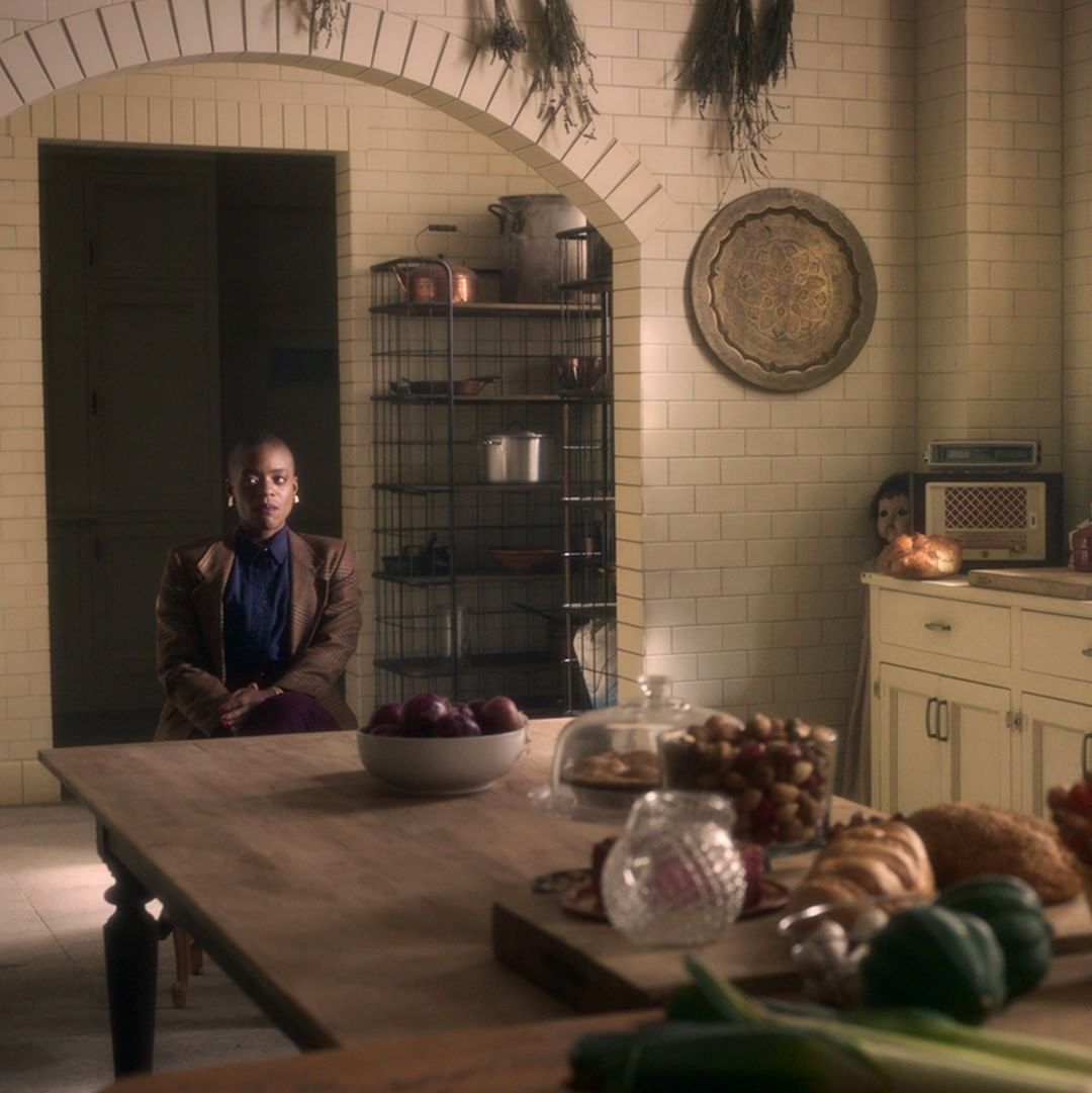 NetflixGeeked's tweet photo. no one:⁣
the ghosts of bly manor: 👁👄👁 https://t.co/RzYQzUAVwr