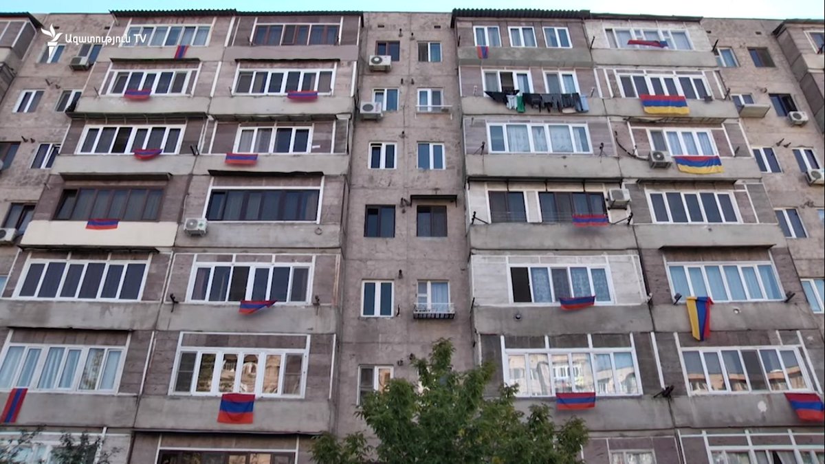 Bunlar hansı üzlə bayraqlar asırlar ki? Onu keçdim, bəzi bayraqların fərqli rəngdə olmaları diqqətimi çəkdi, hər şeyləri belə anormaldır bunların.
