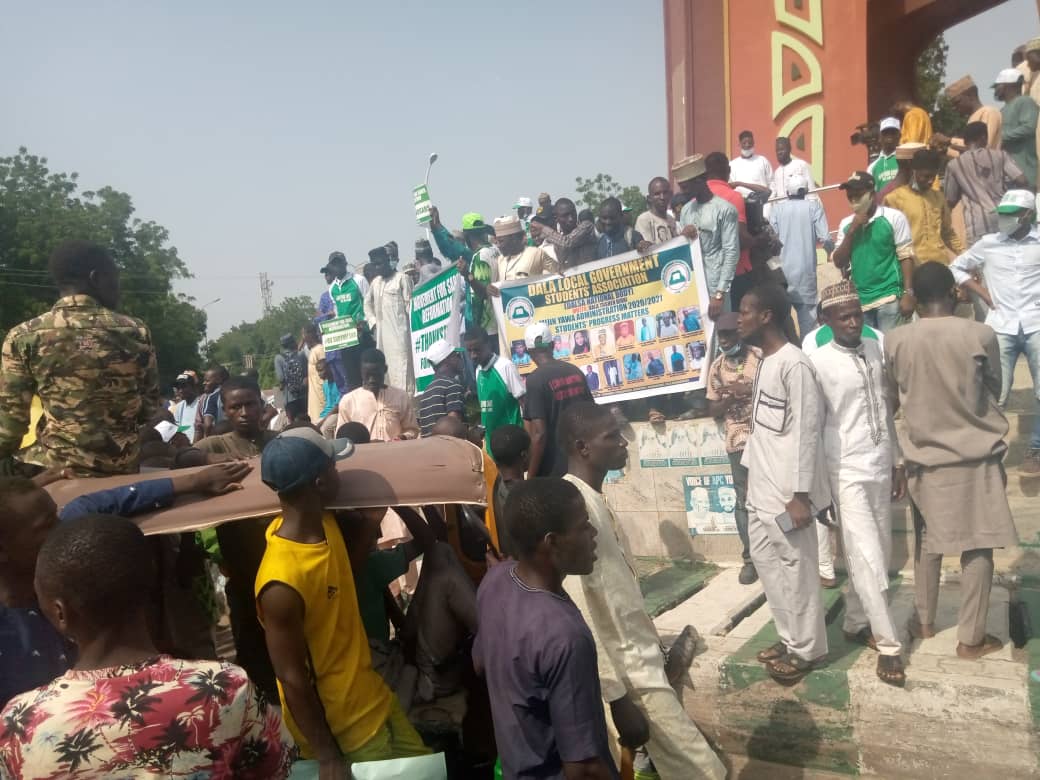 abduldanja87's tweet photo. Pro-SARS/SWAT protest gets underway beside Kano government House in Kano.
#YestoSARS
Only Criminals hate #SWATMUSTEND #SecureNorth #EndBanditryandbokoharam
No place like North, say no to Criminals https://t.co/1PQoeb28SH