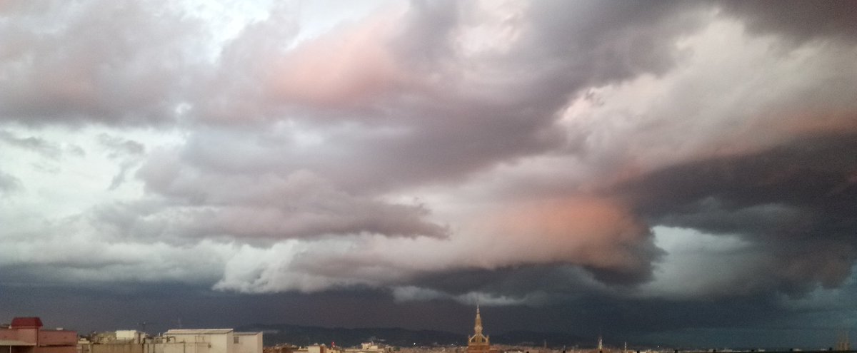 rsdelima1's tweet photo. @meteocat tempesta a plena posta de Sol a Barcelona https://t.co/K5DWewN3JF