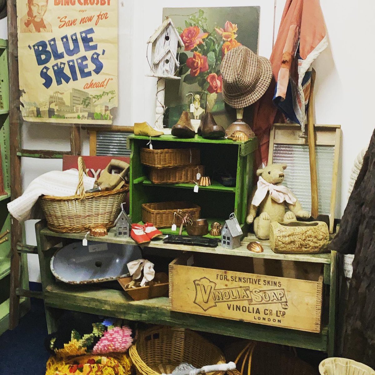 Lots of new vintage items in from this dealer today. #vintage #vintagehomeware #bingcrosby #shoelasts #vintagesoapcrates #washboards #vintagebears #countryhats #vintagemats #vintagebaskets #astraantiquescentre #hemswell #lincolnshire https://t.co/HaCmNT4mDk