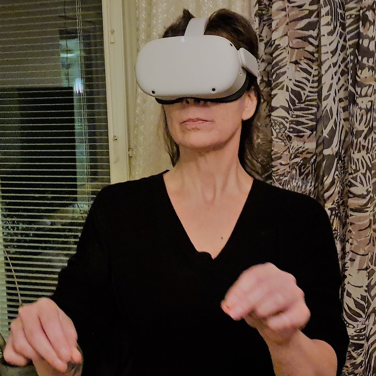 Trying out oculus quest 2, and you can actually see your ownhands and move objects with them! Freakin awesome #VR #AR #OculusQuest2
own hands