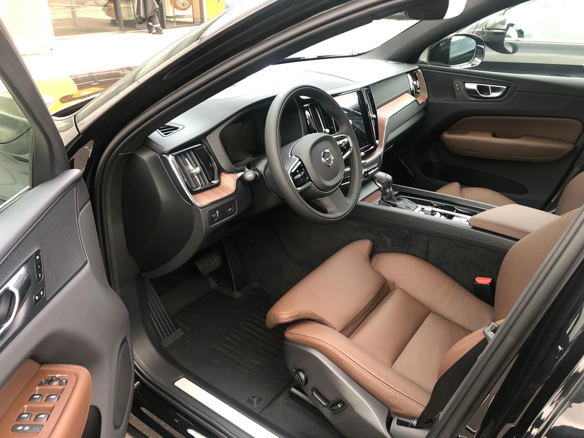 😊Вчера выдали VOLVO XC60 T5 AWD Inscription. 

Автомобиль с обновлениями на 2021 год
РРЦ: 4 451 500
Забрали за 3 850 000

В подарок сделали кучу подарков

Покупка была в трейд ин

В совокупности с учётом дополнительной скидки на новый автомобиль сэкономили порядка 150 000 рублей
