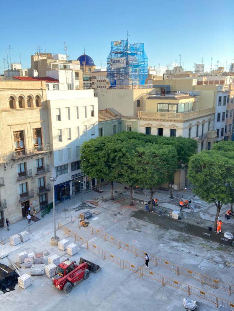 OndaCeroElche's tweet photo. Vista aérea de las obras de #peatonalización de la Plaça de Baix de #Elche.

📸 Paco Fuster https://t.co/sjoGmzTjWo