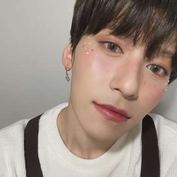 keonhee_br's tweet photo. Brilho brilho 💗✨

#ONEUS 
cr. oneus_trans https://t.co/FOZTchIs4z