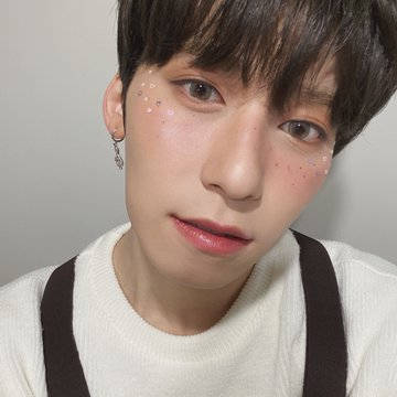 keonhee_br's tweet photo. Brilho brilho 💗✨

#ONEUS 
cr. oneus_trans https://t.co/FOZTchIs4z