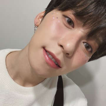 keonhee_br's tweet photo. Brilho brilho 💗✨

#ONEUS 
cr. oneus_trans https://t.co/FOZTchIs4z