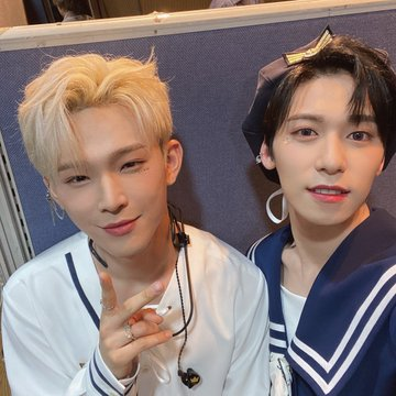 keonhee_br's tweet photo. {24.09.20} - Atualizações do #KEONHEE no @official_ONEUS 

O Leedo hyung é fofo💙🤍
(O Leedo hyung não gosta de ser chamado de fofo mas aos poucos ele foi dando um sorrisinho) https://t.co/7TTaGcdVVu