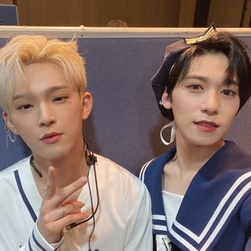 keonhee_br's tweet photo. {24.09.20} - Atualizações do #KEONHEE no @official_ONEUS 

O Leedo hyung é fofo💙🤍
(O Leedo hyung não gosta de ser chamado de fofo mas aos poucos ele foi dando um sorrisinho) https://t.co/7TTaGcdVVu