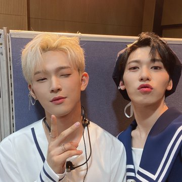 keonhee_br's tweet photo. {24.09.20} - Atualizações do #KEONHEE no @official_ONEUS 

O Leedo hyung é fofo💙🤍
(O Leedo hyung não gosta de ser chamado de fofo mas aos poucos ele foi dando um sorrisinho) https://t.co/7TTaGcdVVu