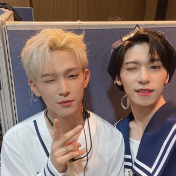 keonhee_br's tweet photo. {24.09.20} - Atualizações do #KEONHEE no @official_ONEUS 

O Leedo hyung é fofo💙🤍
(O Leedo hyung não gosta de ser chamado de fofo mas aos poucos ele foi dando um sorrisinho) https://t.co/7TTaGcdVVu