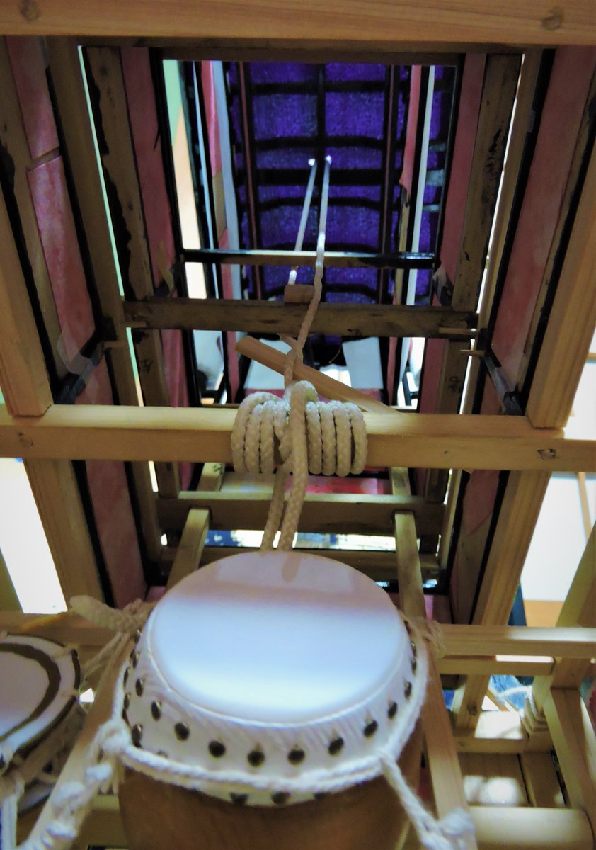 鶴亀すけ ツイート減りますm M 金木犀の匂いで祭りしたい病が出たときは ミニチュアだんじりの台輪に顔突っ込んでかき夫になった気持ちでいると落ち着きます 左のいろいろ突っ込みどころのあるほうがミニチュアで右が実物です