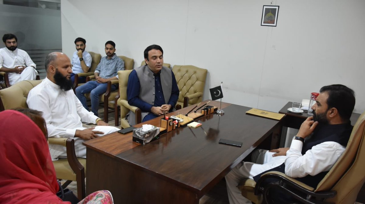PTIKohatOficial's tweet image. Advisor to CM on ST&amp;amp;IT Zia Ullah Bangash paid a visit to Creative Innovative Unit, wherein the team members apprised him of the project progress and their future plans regarding project activities. 
#KPKUpdates #KPCIU