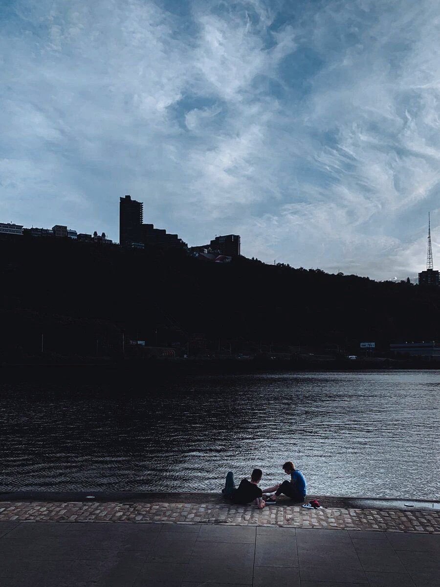 وحين يأتيك أحدهم لاجئاً إليك .. 
 فأحسن أحتوائه وأكرم قلبه ..
 فما أتاك إلا لأنه رأى فيك الأمان❤