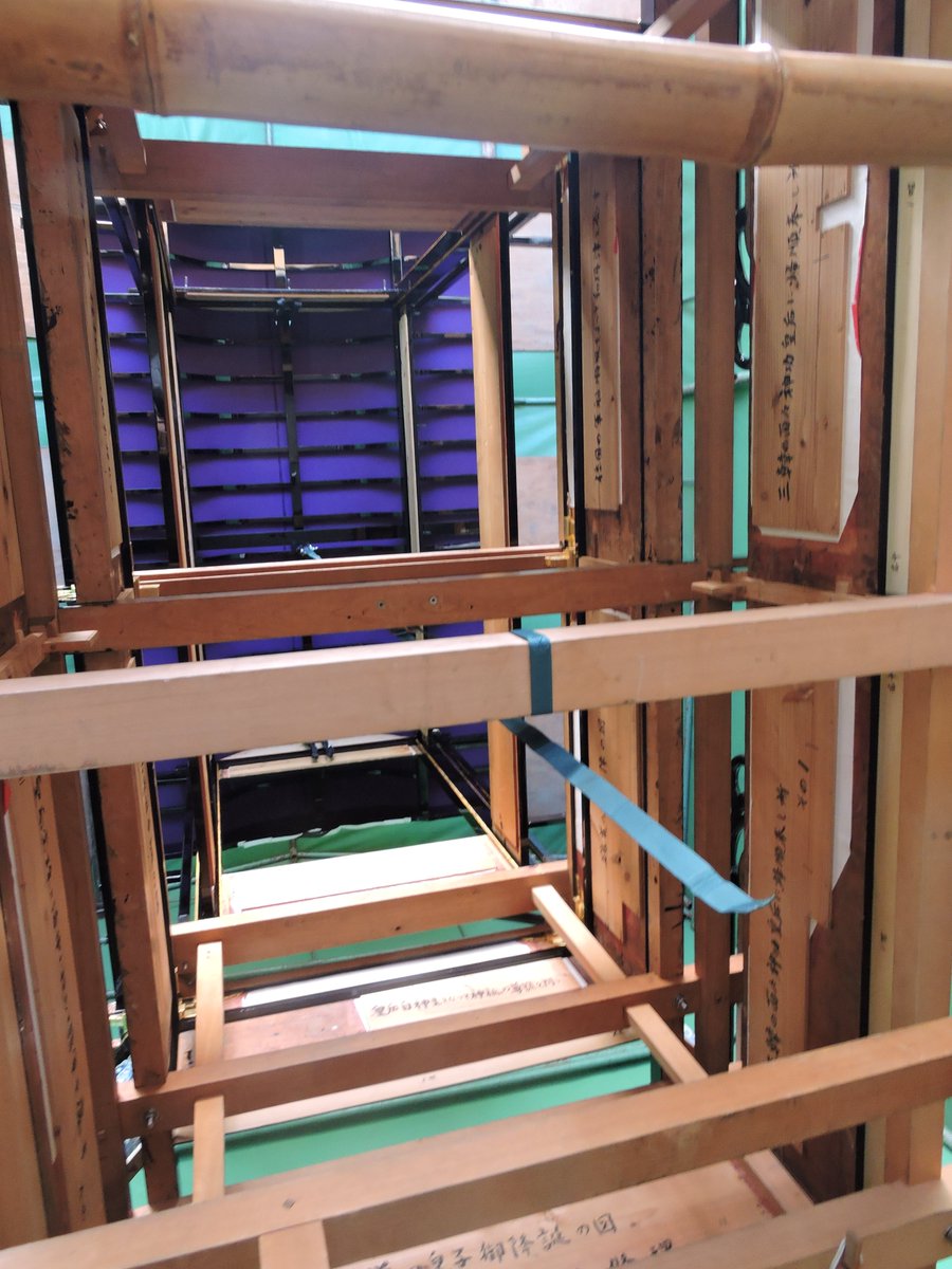 鶴亀すけ ツイート減りますm M 金木犀の匂いで祭りしたい病が出たときは ミニチュアだんじりの台輪に顔突っ込んでかき夫になった気持ちでいると落ち着きます 左のいろいろ突っ込みどころのあるほうがミニチュアで右が実物です