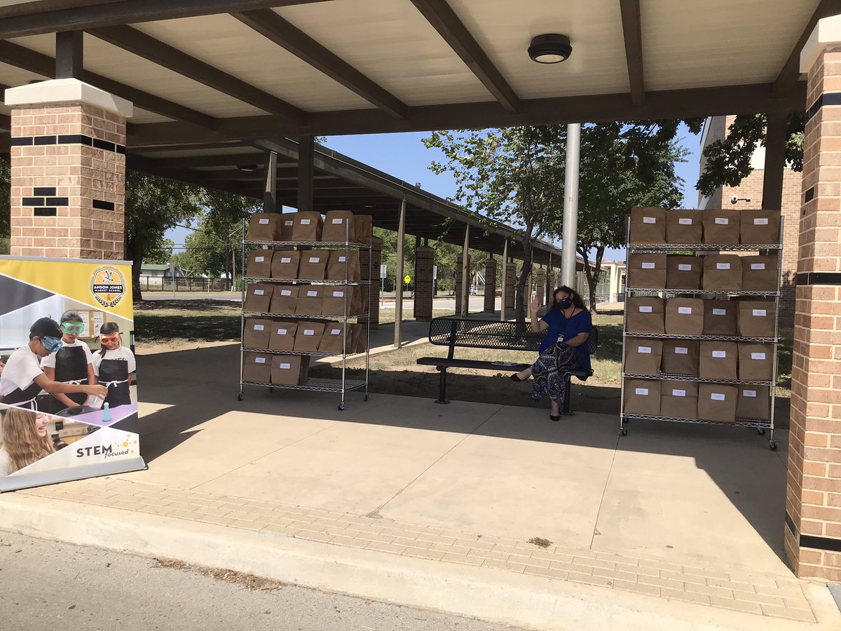 NISDJonesSTEM's tweet photo. Hello Jones Magnet families! It’s been so good seeing your faces at the Spirit Bag pick up! ❤️ #stem #nisd #JonesSTEM #gopublic #middleschool #teacher #students #parents #WednesdayWisdom  #enjoy #awesome https://t.co/VWj8SkJNq2