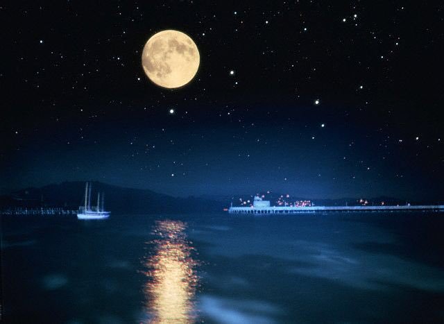 بعض الناس يحّبون السماء مهما كان الطقس ، يوماً ما قد تجد شخصاً يحبّك بنفس الطريقة ❤