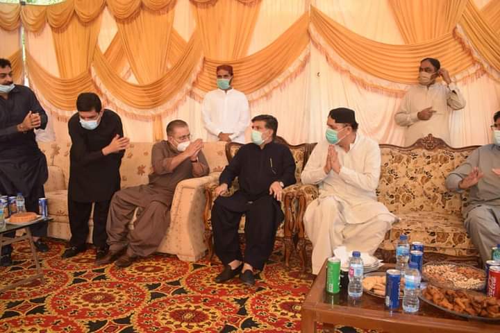 mersadambalhro1's tweet photo. وزیراعلی' سندھ سید مراد علی شاہ،اور پاکستان پیپلز پارٹی کے وزراء اور ایم پی ایز محترم شرجیل انعام میمن،محترم فیاض علی بٹ،امداد علی پتافی،مکیش کُمار چاولہ،میر شبیرخان بجارانی،نعمان اسلام شیخ اور دیگر نے ڈی آئی جی جاوید عالم اوڈہیجو سے تعزیت کی.
@BBhuttoZardari @MuradAliShahPPP https://t.co/J967ZIvkIq