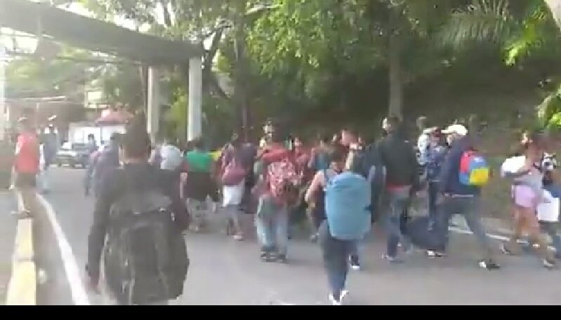 CarlosZambrano7's tweet photo. Huyendo del #COVID__19 se vinieron  muchos hermanos y al ver a  #Venezuela más destruida por el régimen #SinGas #SinAgua #SinGasolina #SinLuz y un sueldo de 2 dólares mensuales se vuelven a ir para otros países
#Zelle #Rosita #CaracasLaGuaira #RaulCastro #Xiaomi
@TITORODRIGUEZZ https://t.co/9DHGDUEg9N