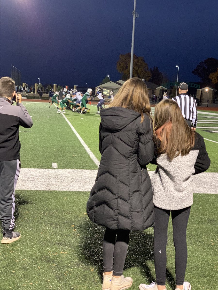 What a great night to hang out with ⁦<a href="/Oakview_MS/">Oakview MS</a>⁩ yearbook students and watch some Lake Orion MS football!!