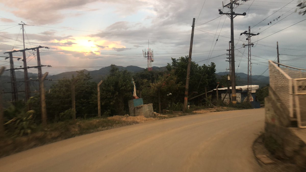 luisgiraldof's tweet photo. Finalizamos este día en #Marmato, revisando el avance de la pavimentación entre el casco urbano y #ElLano. 
✅ La obra avanza en 69.9%, la zona urbana del municipio está totalmente pavimentada.
#PrimeroLaGente https://t.co/WgTMLR0Ikg